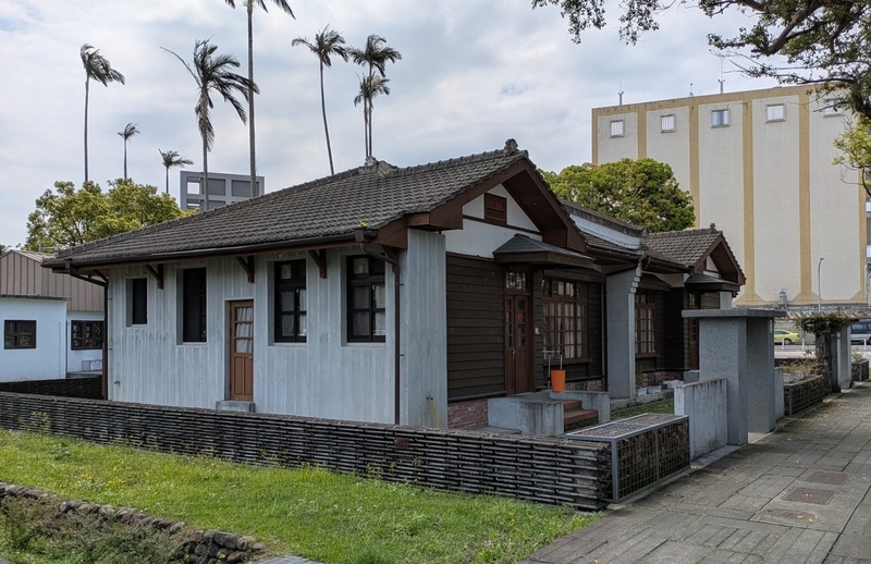 裏側外観 日式住宅の裏側。表は寄棟だが裏は切妻屋根で、白壁と瓦屋根が調和している。