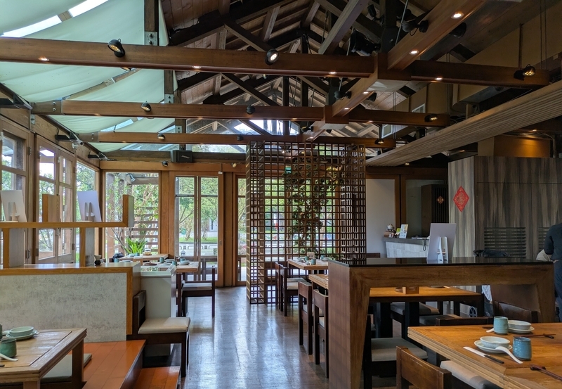 レストラン内部と小屋組 別方向から見たレストラン内部。屋根の小屋組の様子も分かる。