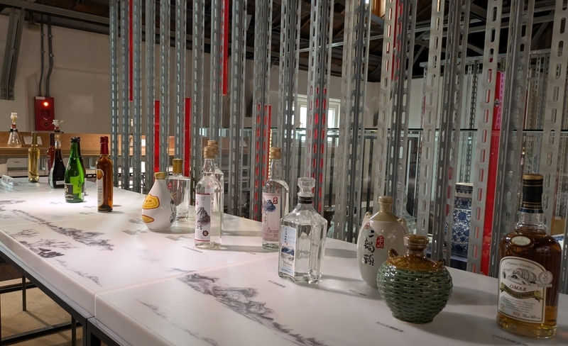 酒の展示 ここでつくられている酒の展示が並ぶ。
