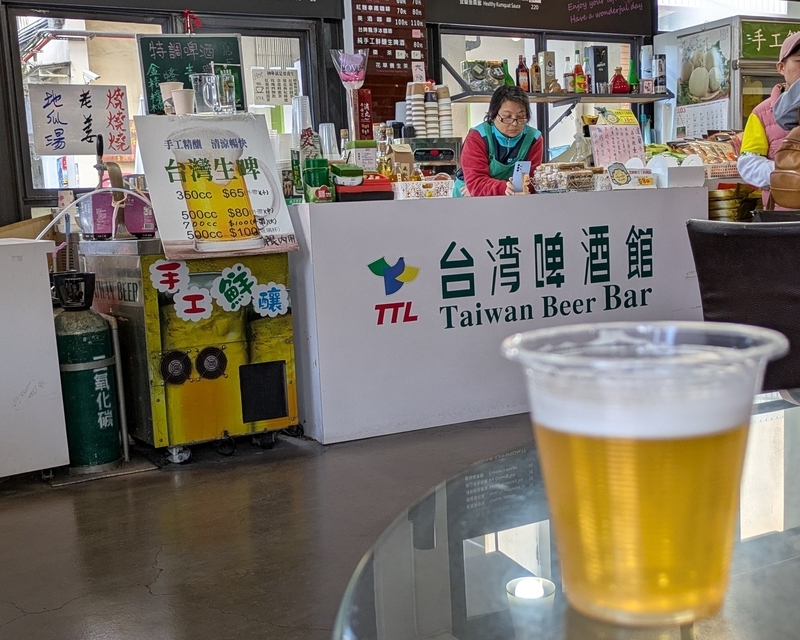 施設内でビールを飲む 施設内でビールを楽しむ様子。
