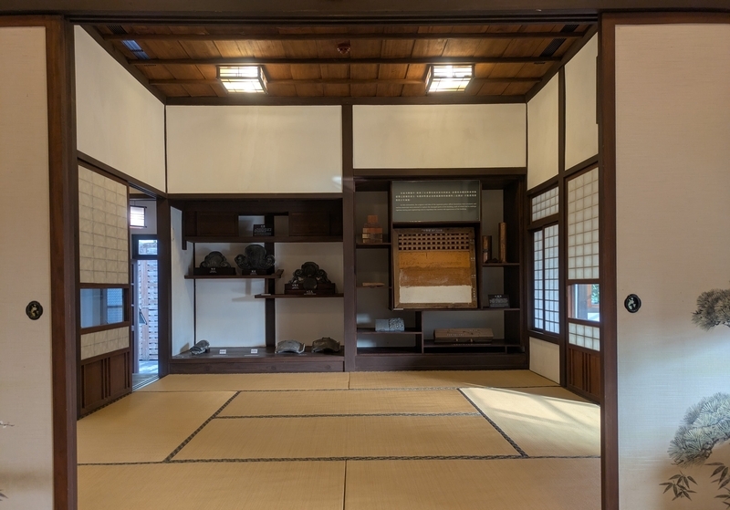室内の展示 室内の様子。鬼瓦などが展示されている。