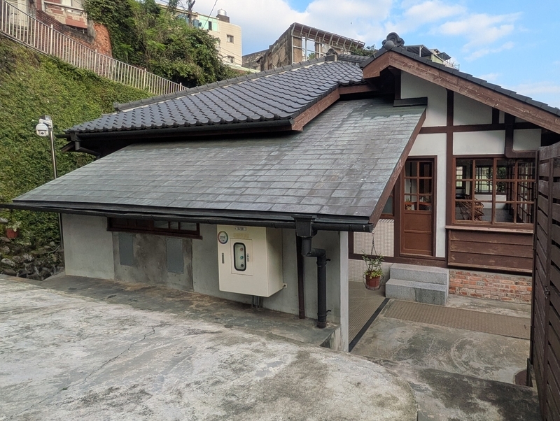 裏側の外観 斜面地に建つ建物の裏側。