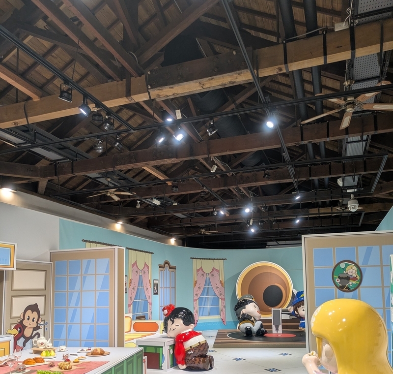 B倉庫の屋根の小屋組。キャラクターによる展示がある。