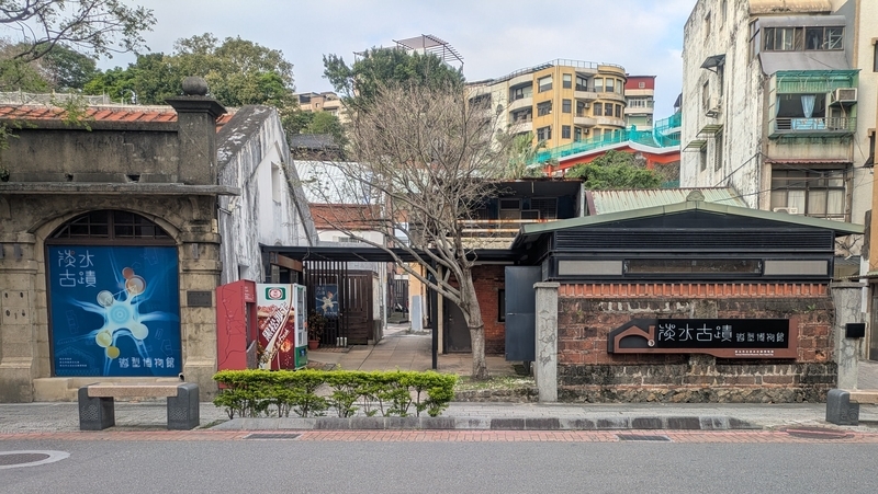 前面棟の正面外観 前面棟の正面外観。右側の建物にも展示が設けられている。