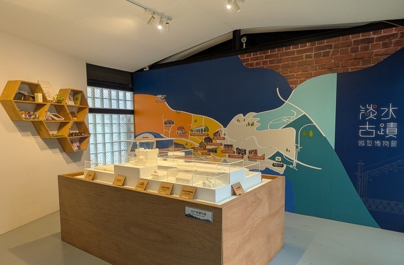 右側建物の模型展示 前面右側の建物で行われている模型展示の様子。