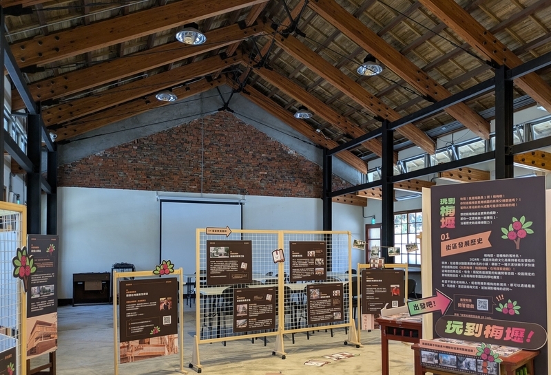 地域史展示 地域の歴史展示。赤レンガの壁面や屋根の小屋組がわかる。