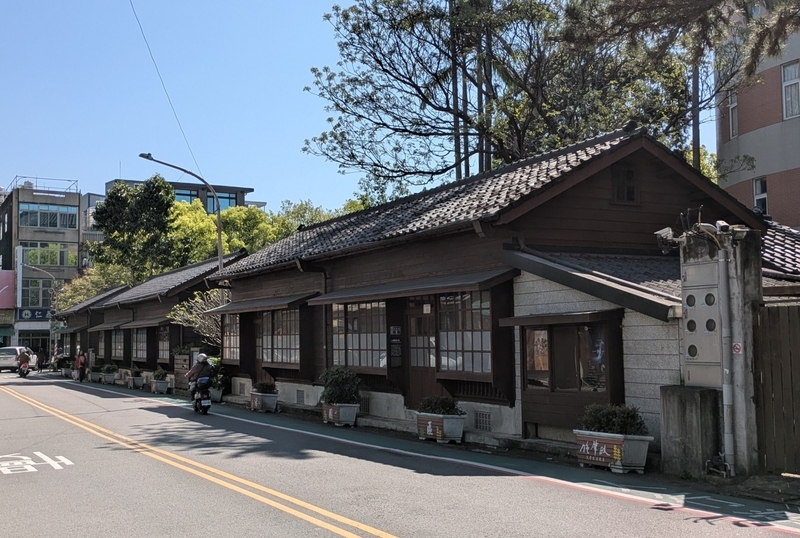 反対側からの街並み 反対側からの街並み。手前の2棟は2世帯で1棟タイプ。