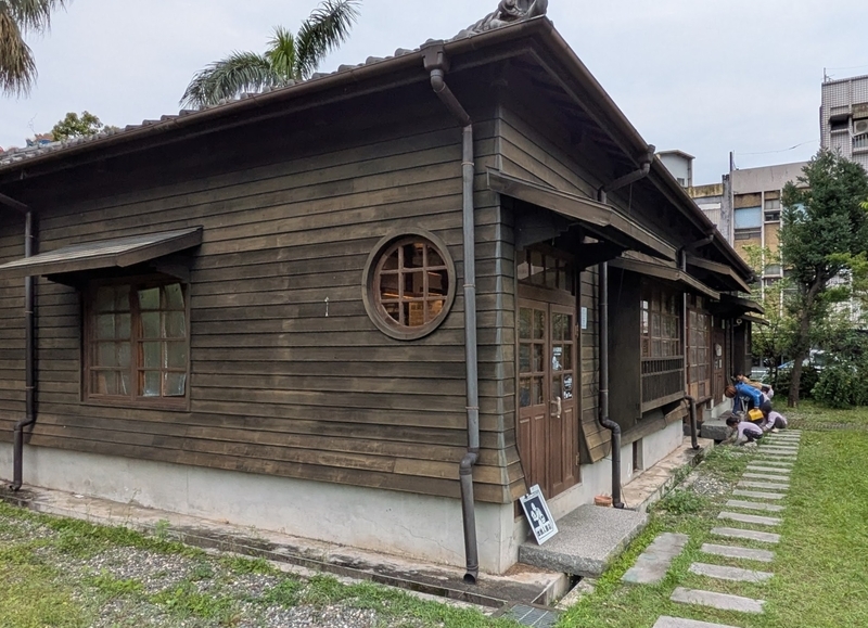 庭からの外観 庭越しに眺めた旅人書店。右手前に入口、左奥に丸窓が見える。