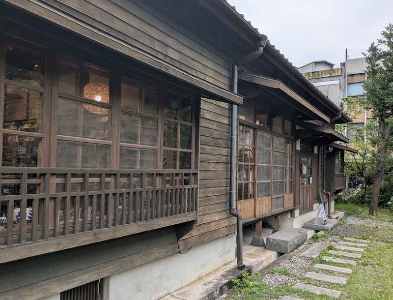 出窓側の外観 ショップ展示がある出窓が印象的な、側面から見た旅人書店の外観。