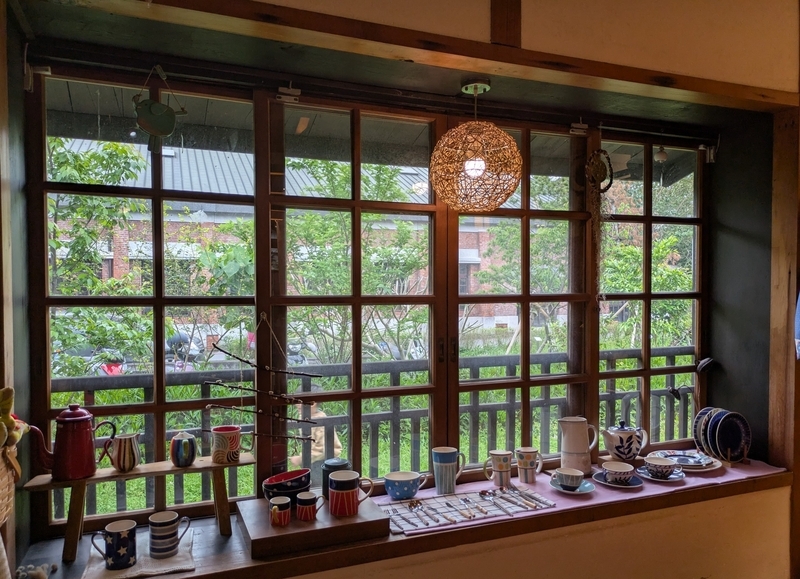 出窓展示 出窓スペースに飾られた陶器作品の展示。自然光が差し込む明るいコーナー。