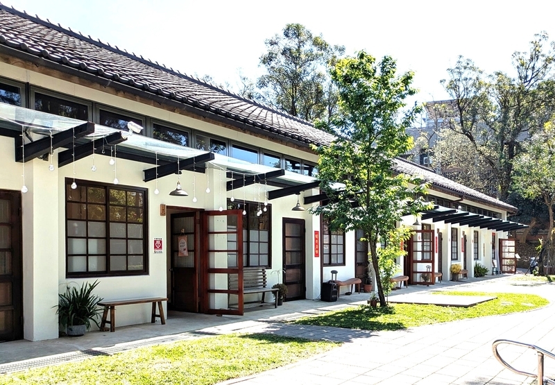 教員住宅 9世帯分の教員住宅が並び、白壁と茶色の窓枠が特徴的。