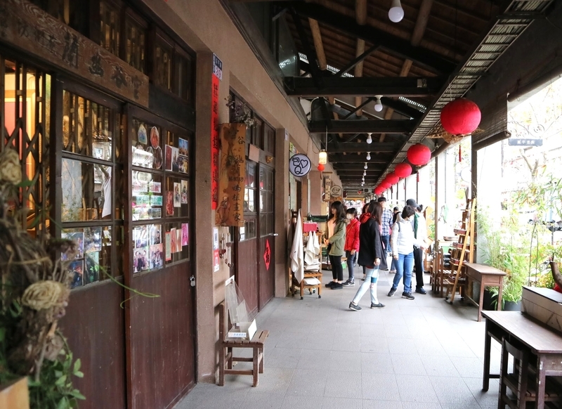 東市場 多くの人でにぎわう東市場内部
