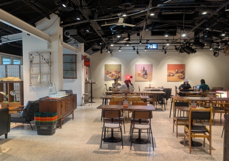 四四南村内のカフェの店内風景
