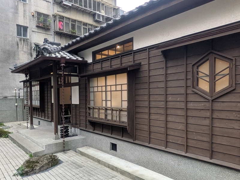 個性的な6角形の窓や出窓のデザインが印象的な外観。