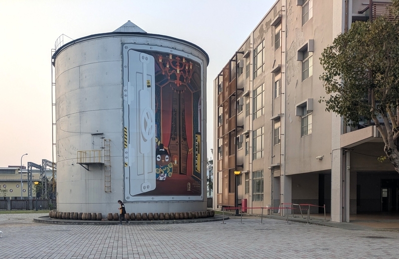 貯蔵タンクが建物とともに保存されている様子。