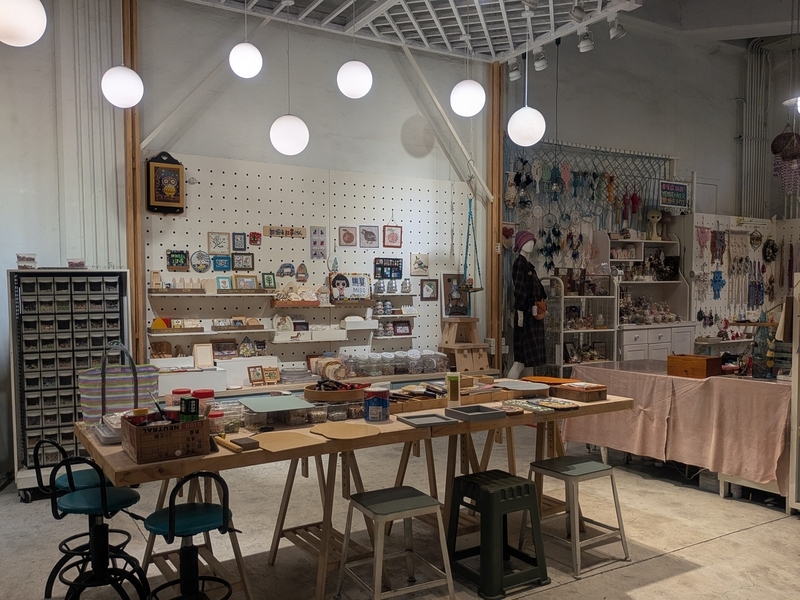 地元クリエーターの作品販売とセレクトショップの様子。