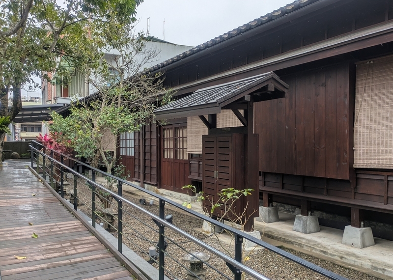 植栽に囲まれた歴史館へのアプローチ通路の様子。