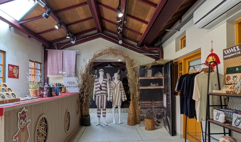 原住民文化の展示と販売 原住民文化の展示スペースと販売コーナー。
