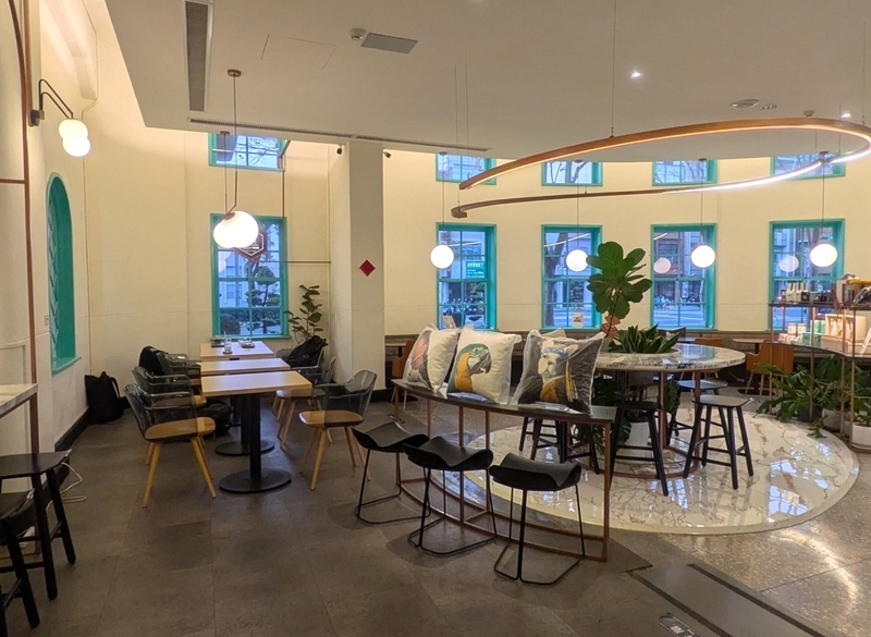 誠品書店の隣にあるカフェ「昭和J11咖啡館」の外観。