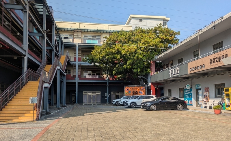 建物に囲まれた場所に設けられた中庭の景観。