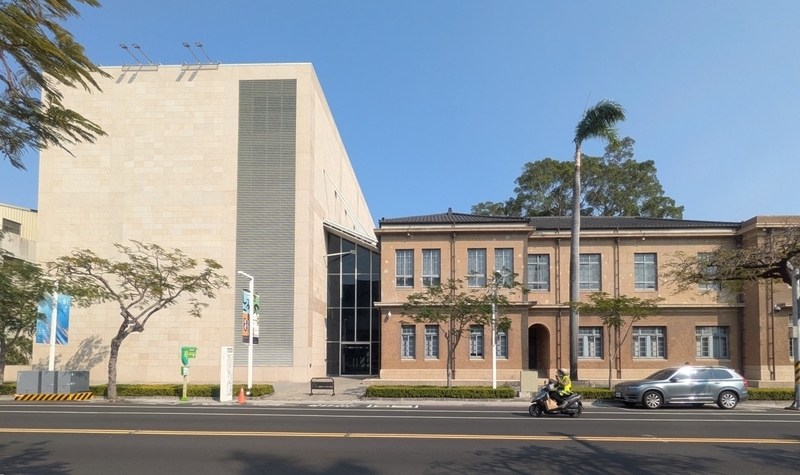 3階建ての新館（左）と旧館。両者をつなぐガラス張りの廊下が見える。