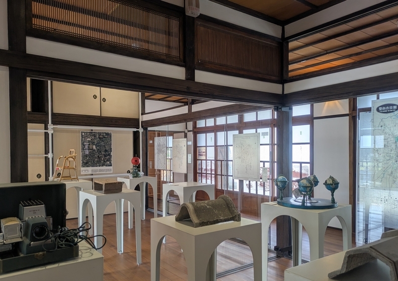 展示室 水交社歴史館の展示。建物に使われた材料などの展示もある。