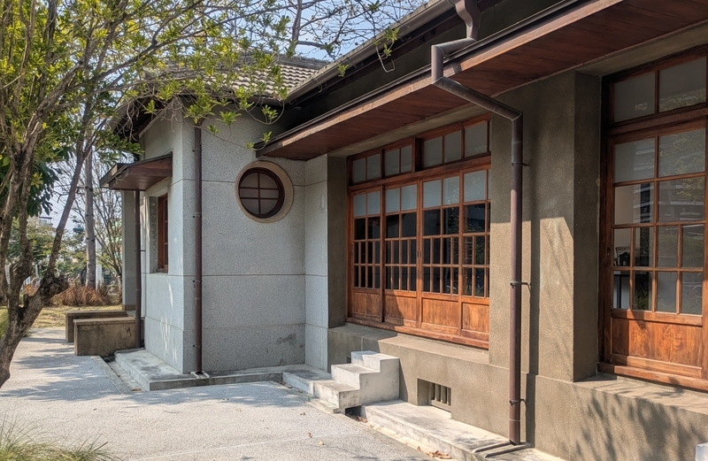 AIR台南館建築 AIR台南館はコンクリート造りで、丸窓や日本的な建具デザイン。