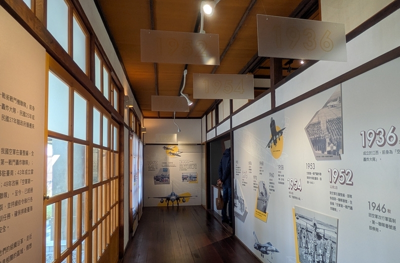 航空部隊展示 廊下での軍航空部隊の歴史展示。