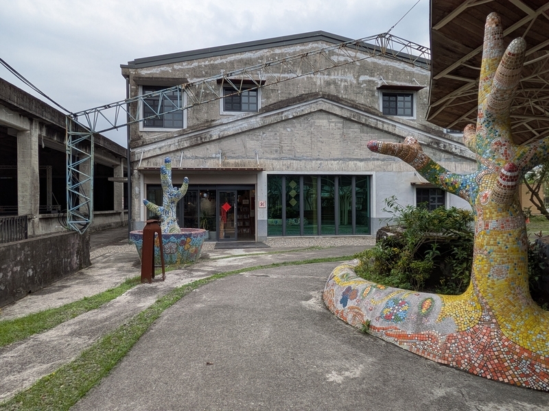 創生基地建物 宜蘭青年創生基地の現代的な建物外観