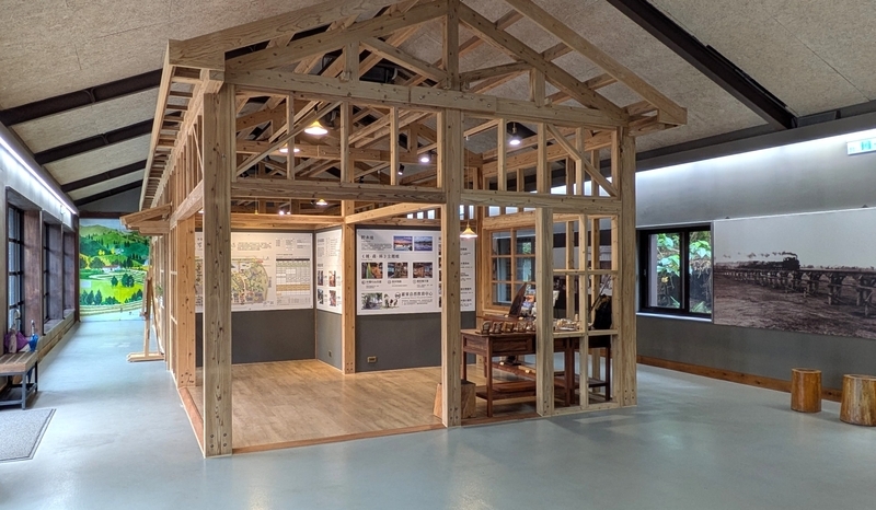 ビジターセンター内部の展示 羅東林業文化園区 ビジターセンターでの木工展示と案内