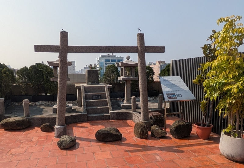 屋上の神社 林百貨店の屋上に設けられた神社の様子を撮影した写真。