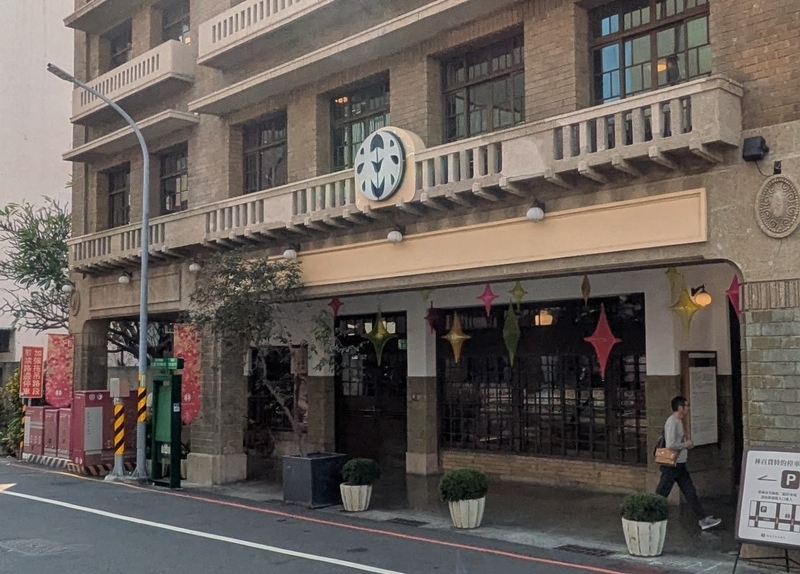 林百貨店のロゴと装飾モチーフ 林百貨店のロゴマークや装飾モチーフが随所に見られる様子を撮影した写真。
