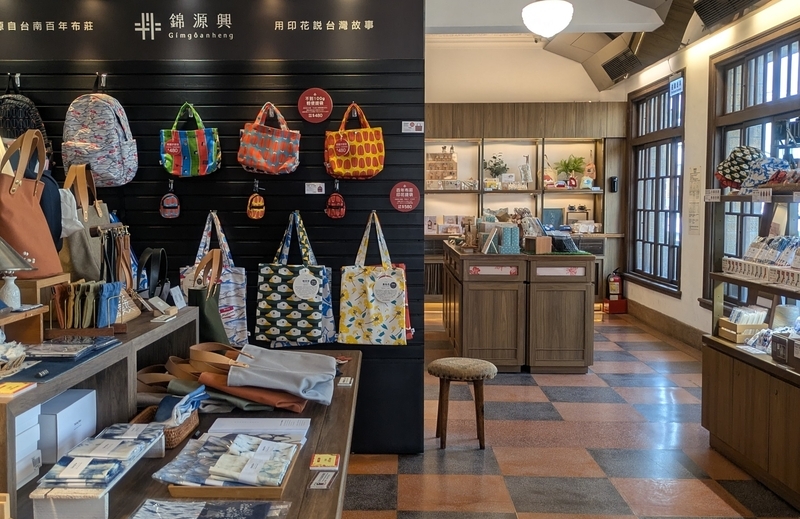 上階セレクトショップエリア 林百貨店2階から上のフロアにあるクリエイターのグッズや服飾、ジュエリー、雑貨などを扱うセレクトショップの様子を撮影した写真。