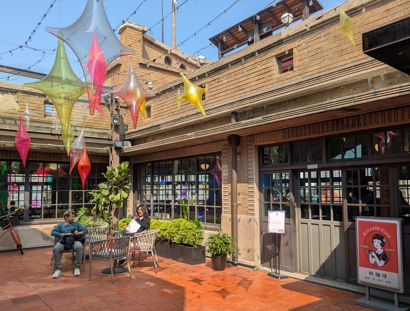 屋上カフェテラス 林百貨店の屋上に設けられたカフェテラスの様子を撮影した写真。