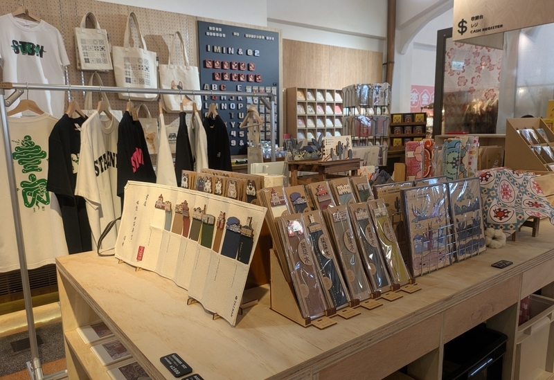 塔屋内のセレクトショップ 塔屋内部にあるセレクトショップの様子を撮影した写真。