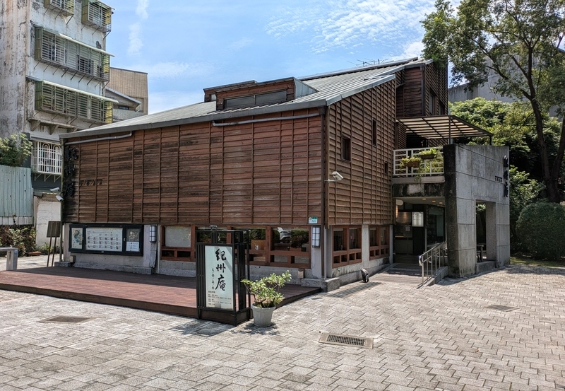 新館外観 2011年に建てられた新館の外観。書店、カフェ、多目的スペースが入る施設。