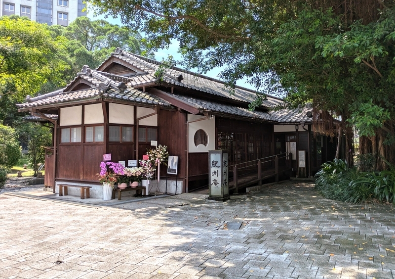 本館入口 施設本館の正面入口部分の外観。