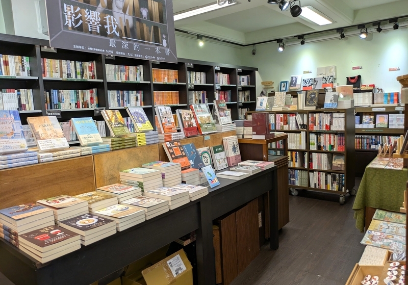 書店コーナー 新館内に設けられた書店コーナー。