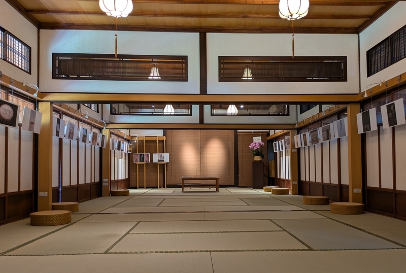 室内広間 施設内の広間。かつては祝宴が行われ、現在は文学に関する講座やイベントが開催されている。
