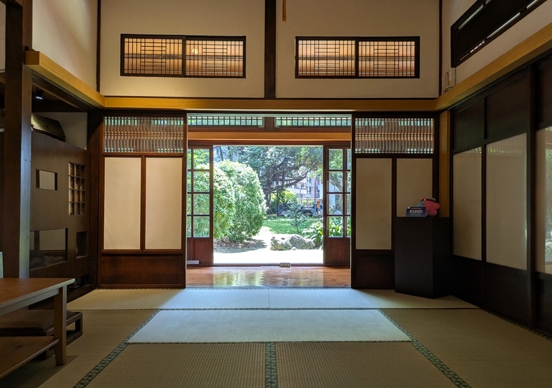 庭園を望む座敷 広間に隣接する座敷。庭園を借景とした美しい空間構成。