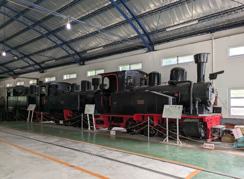 機関車の展示空間 製糖工場関連の機関車が展示されている空間を撮影した写真。