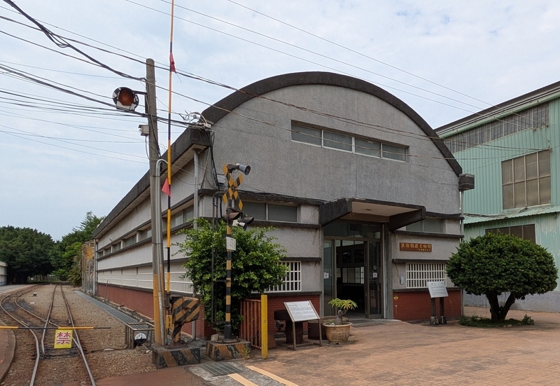 工場の歴史を展示する故事館 工場の歴史を紹介する故事館の建物外観を撮影した写真。