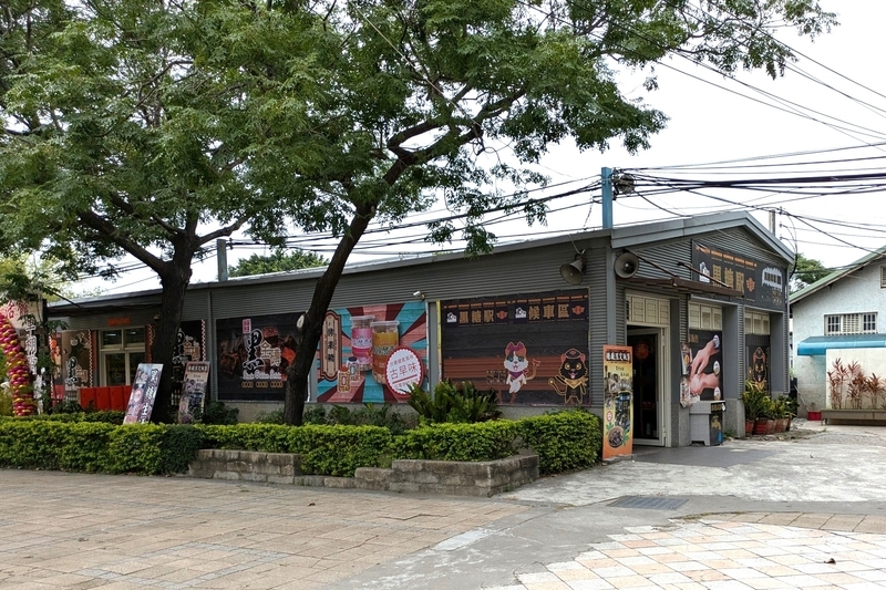 砂糖・黒糖の特産品販売所 砂糖や黒糖でつくられた特産品が並ぶ販売所の様子を撮影した写真。