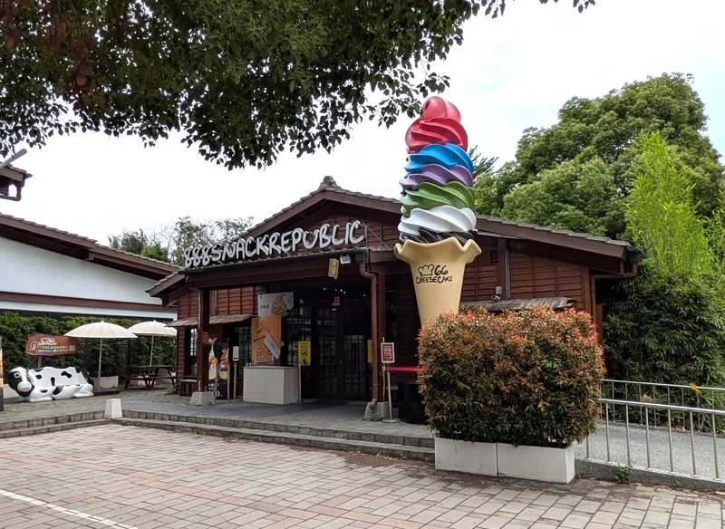 リノベーションされたスイーツショップ(日式住宅) チーズケーキやアイスなどのスイーツショップ。かつての職員宿舎(日式住宅)群をリノベーションして活用している外観を撮影した写真。