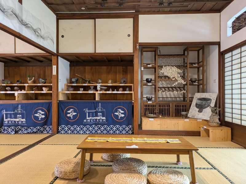 派出所建物に附属する宿舎が展示空間にリノベーションされている。外観からは想像しにくい内部空間。