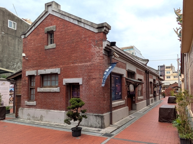 レンガ造の副所長と巡査用の宿舎。現在はホテル（旅館）にリノベーションされている。