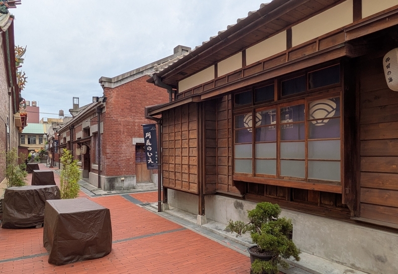 所長の家と巡査の家が並んで建つ街並み。