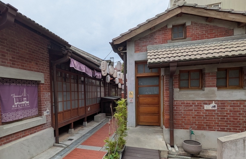 1959年に建てられた宿舎（右側）と通路。現在はホテル（旅館）のサービス機能が入る。