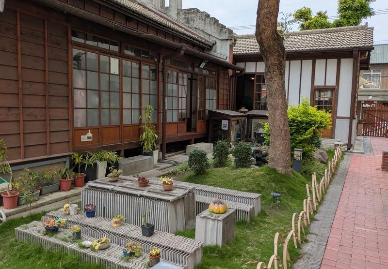 派出所附属宿舎の前庭。
