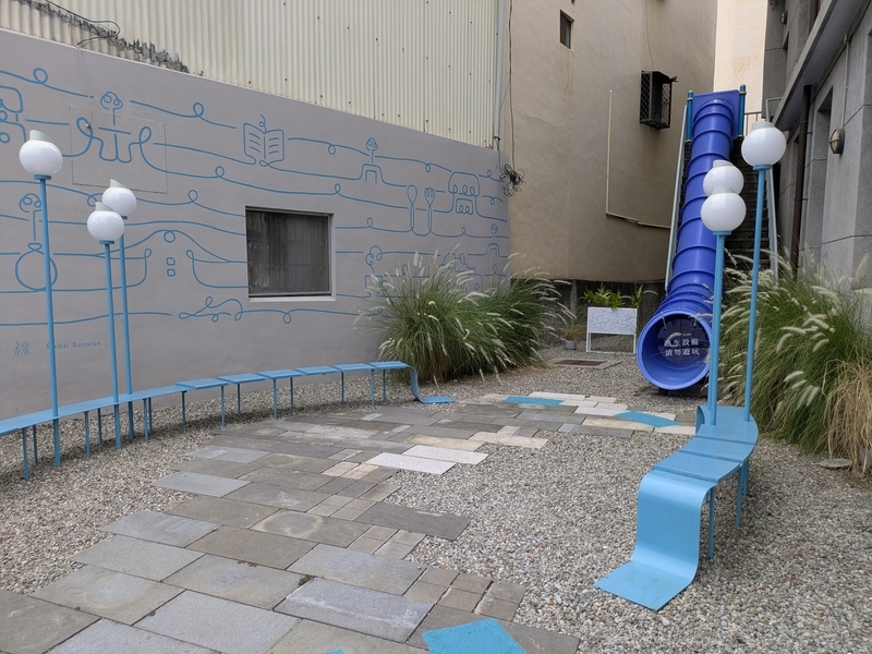 小西街エリア内の公園とベンチの様子を撮影した写真。